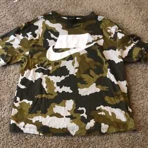 Super cute nike camo t-shirt